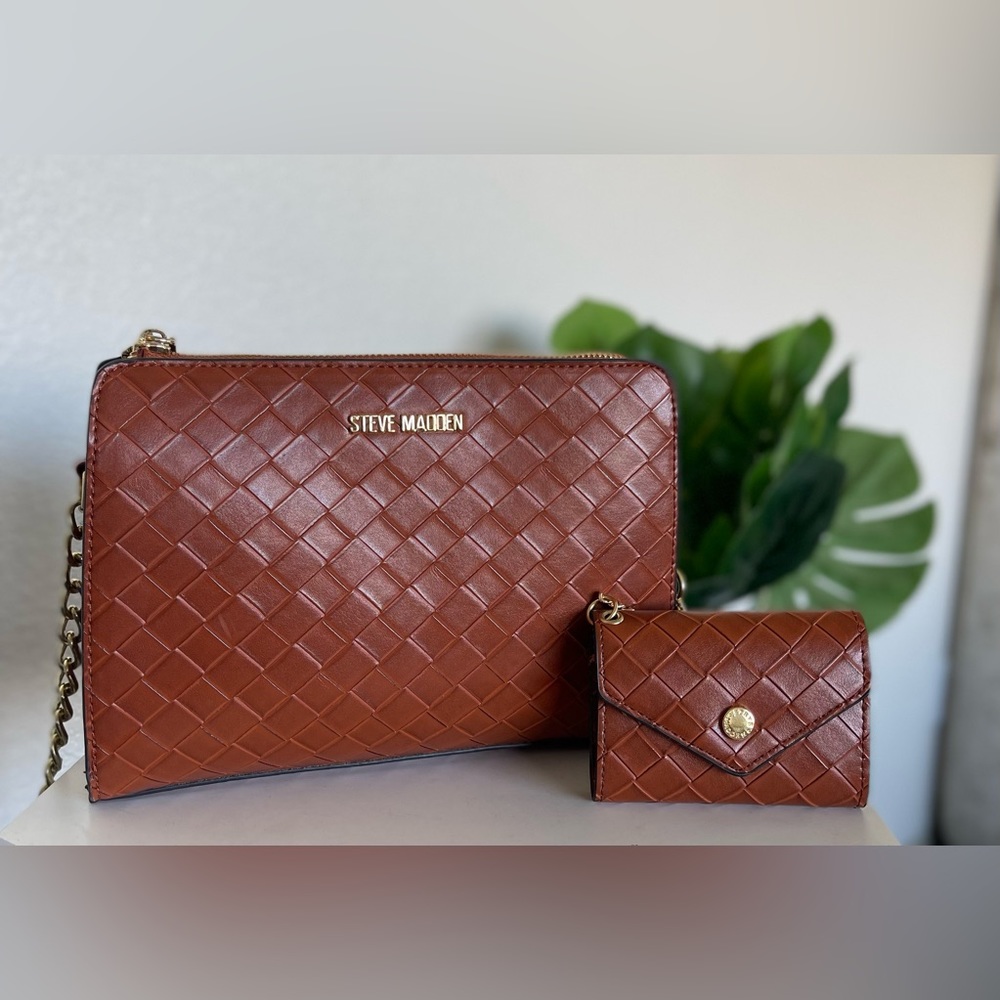 Steve Madden medium size crossbody bag with a nice card holder